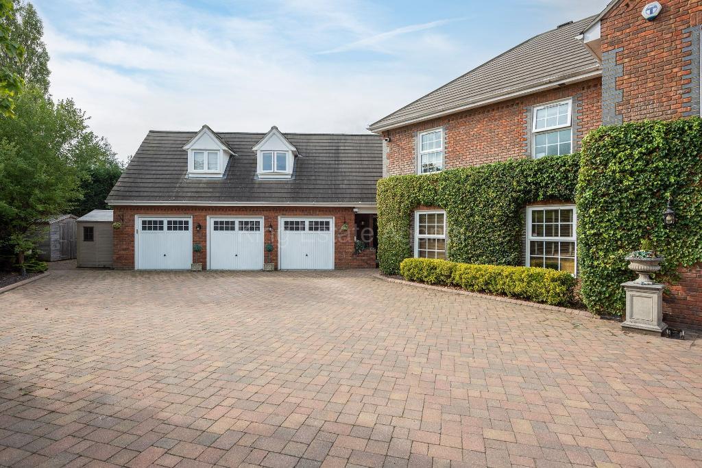 5 Bedroom Detached for Sale in Milton Keynes, MK15 9DH