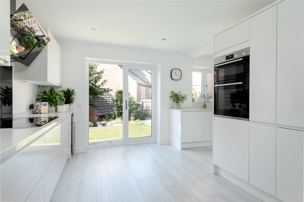 4 Bedroom Detached for Sale in Milton Keynes, MK10 9PJ