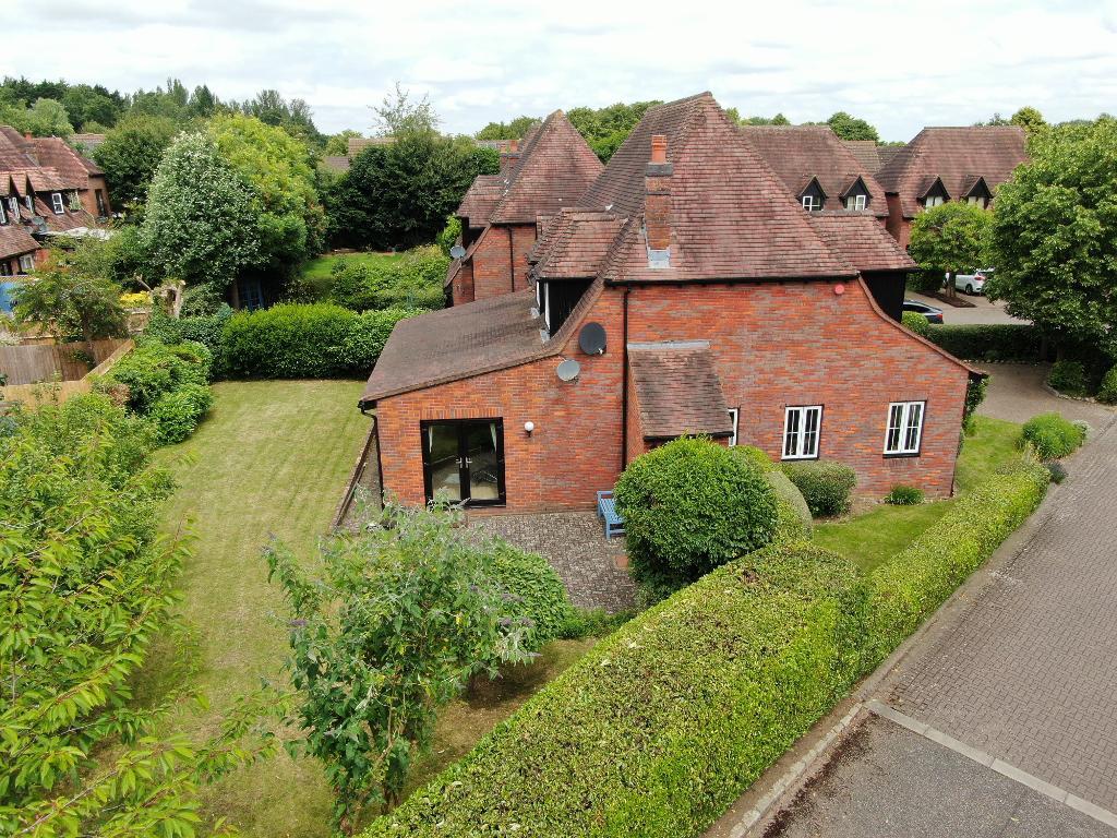 5 Bedroom Detached for Sale in Milton Keynes, MK15 0BZ