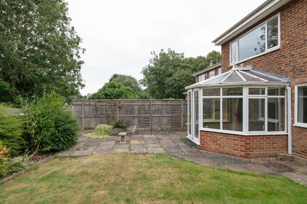 4 Bedroom Detached for Sale in Milton Keynes, MK3 7RR