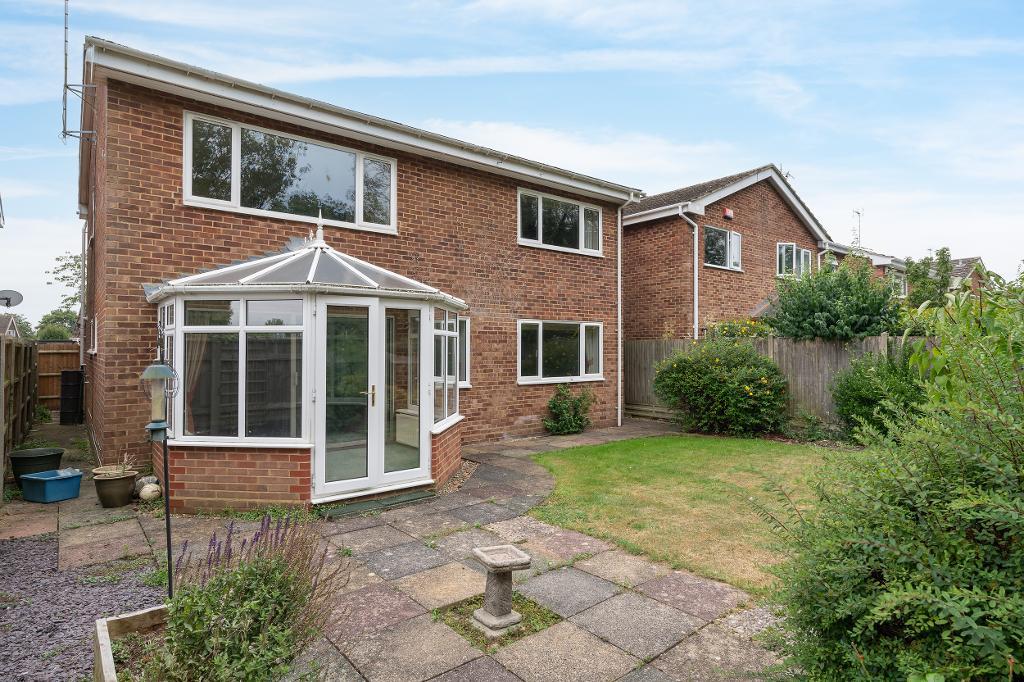 4 Bedroom Detached for Sale in Milton Keynes, MK3 7RR