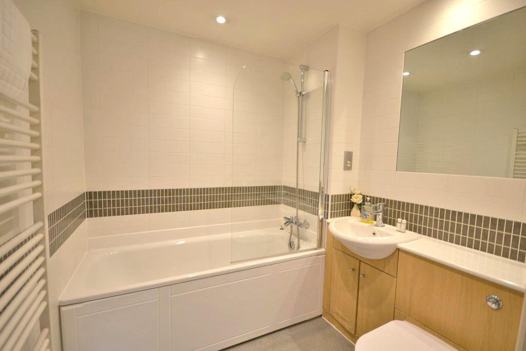 2 Bedroom Apartment to Rent in Milton Keynes, MK9 2FD