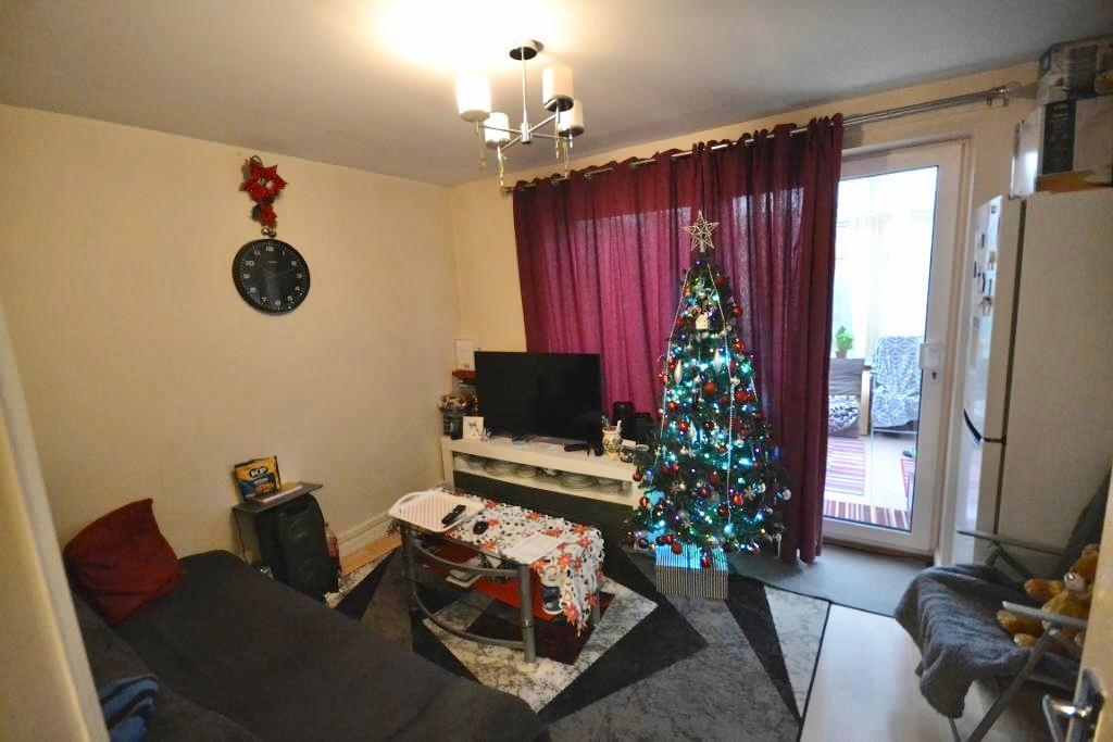 3 Bedroom Semi-Detached for Sale in Milton Keynes, MK4 1HT