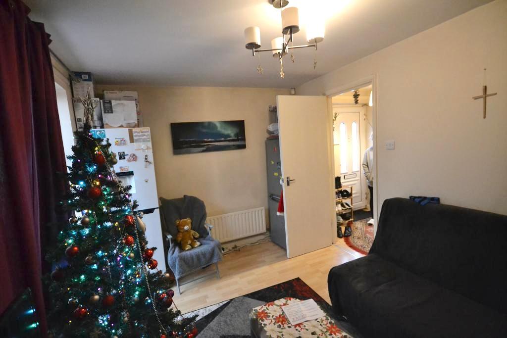 3 Bedroom Semi-Detached for Sale in Milton Keynes, MK4 1HT