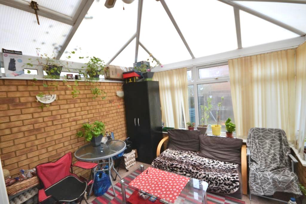 3 Bedroom Semi-Detached for Sale in Milton Keynes, MK4 1HT