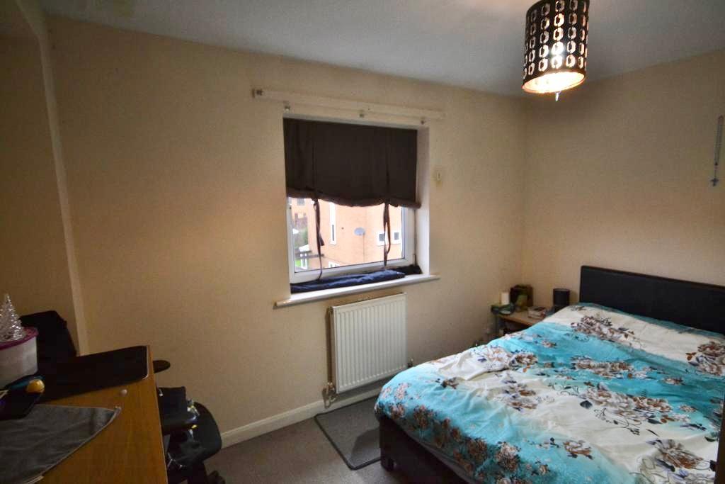 3 Bedroom Semi-Detached for Sale in Milton Keynes, MK4 1HT