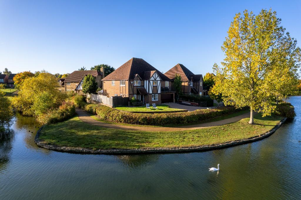 Luxborough Grove, Furzton, Milton Keynes, Buckinghamshire, MK4 1LX