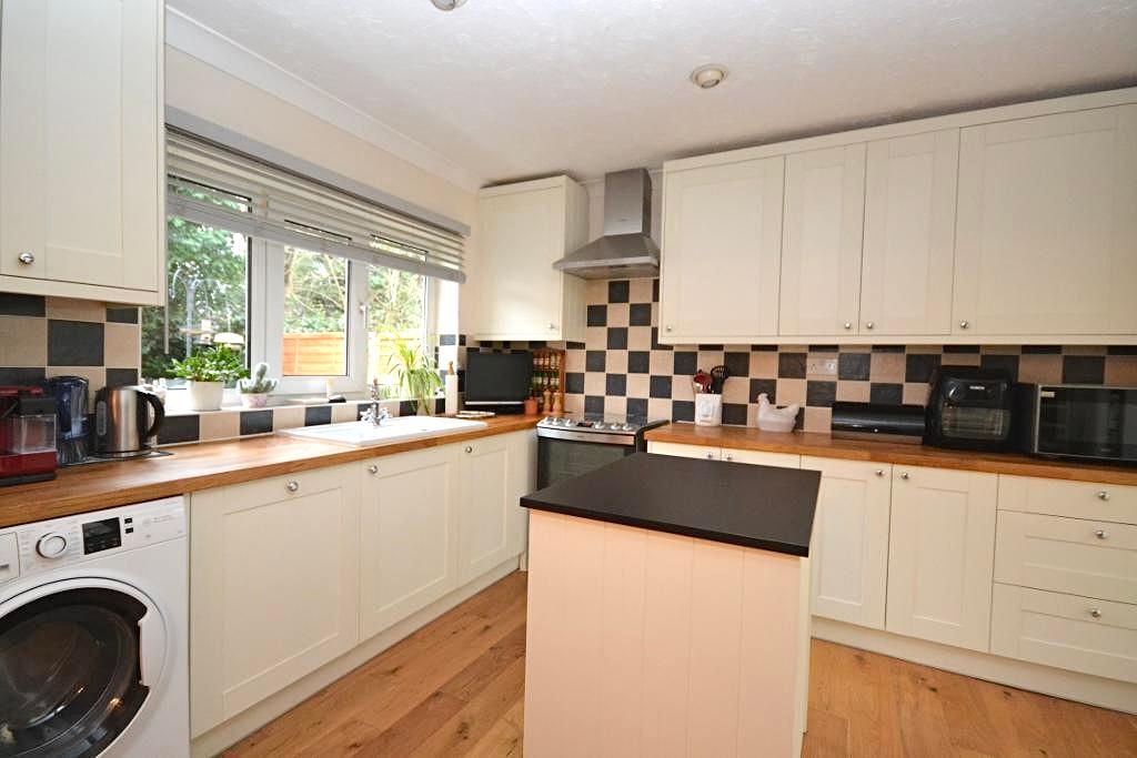 3 Bedroom Detached for Sale in Milton Keynes, MK5 8AG