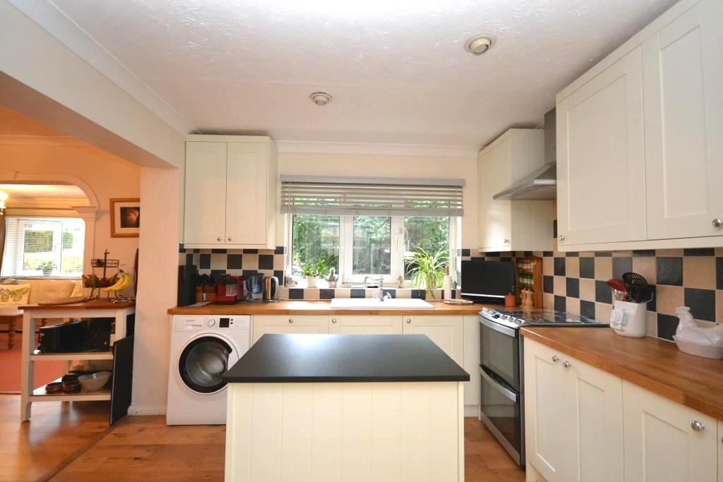 3 Bedroom Detached for Sale in Milton Keynes, MK5 8AG