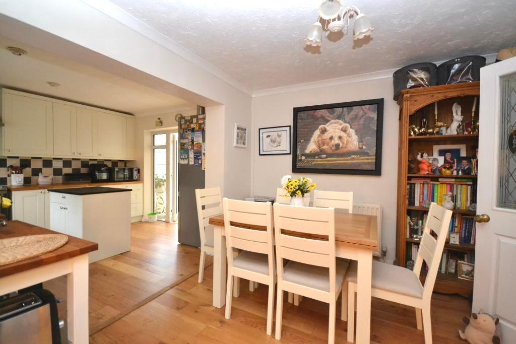 3 Bedroom Detached for Sale in Milton Keynes, MK5 8AG