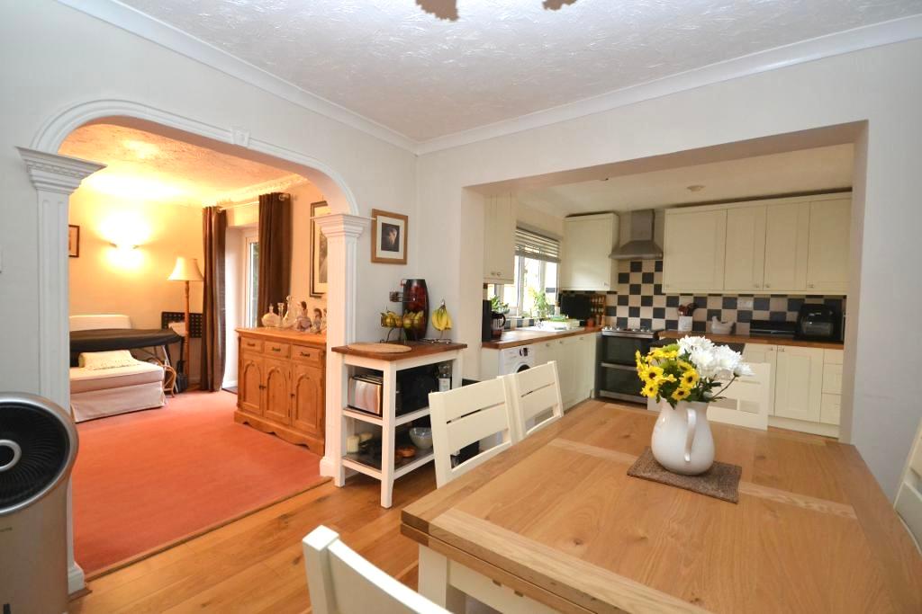 3 Bedroom Detached for Sale in Milton Keynes, MK5 8AG