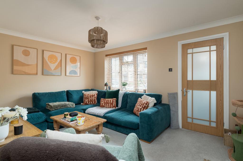 3 Bedroom Semi-Detached for Sale in Milton Keynes, MK7 8EH