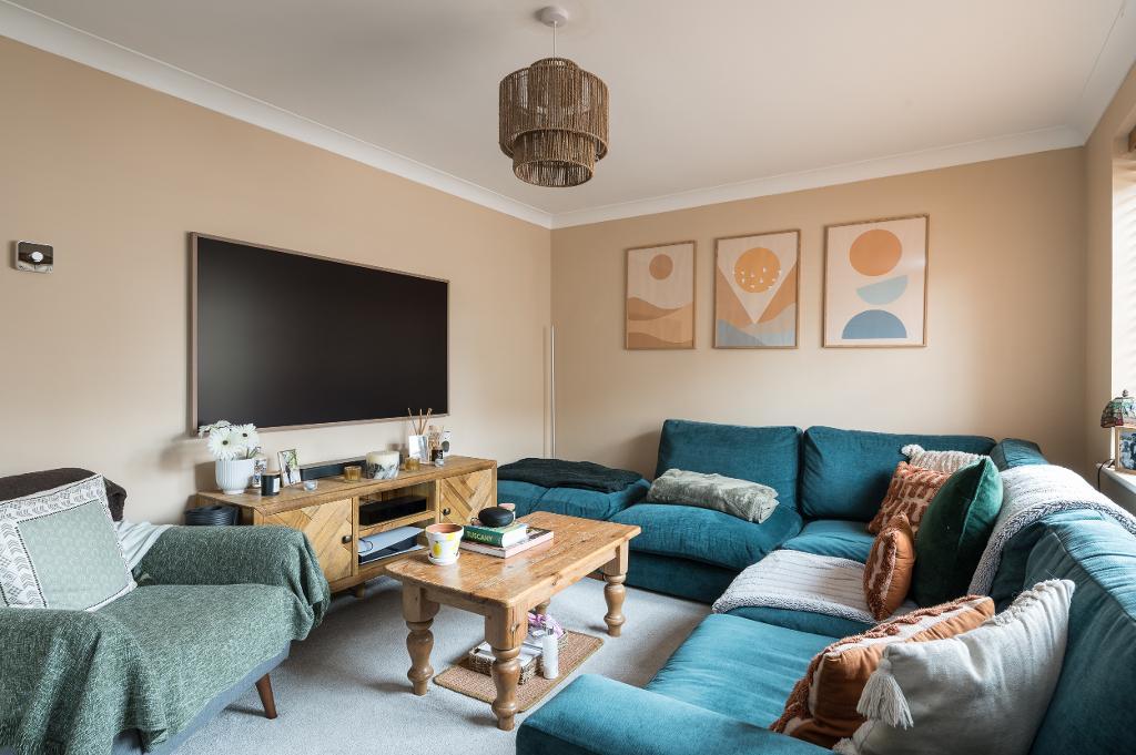 3 Bedroom Semi-Detached for Sale in Milton Keynes, MK7 8EH