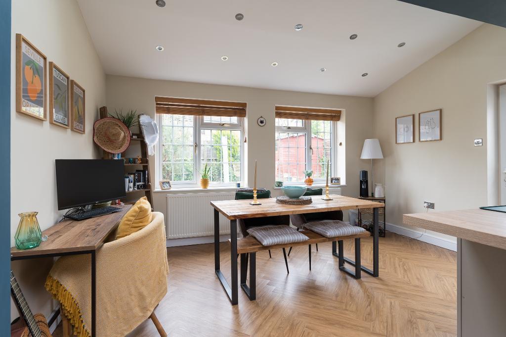 3 Bedroom Semi-Detached for Sale in Milton Keynes, MK7 8EH