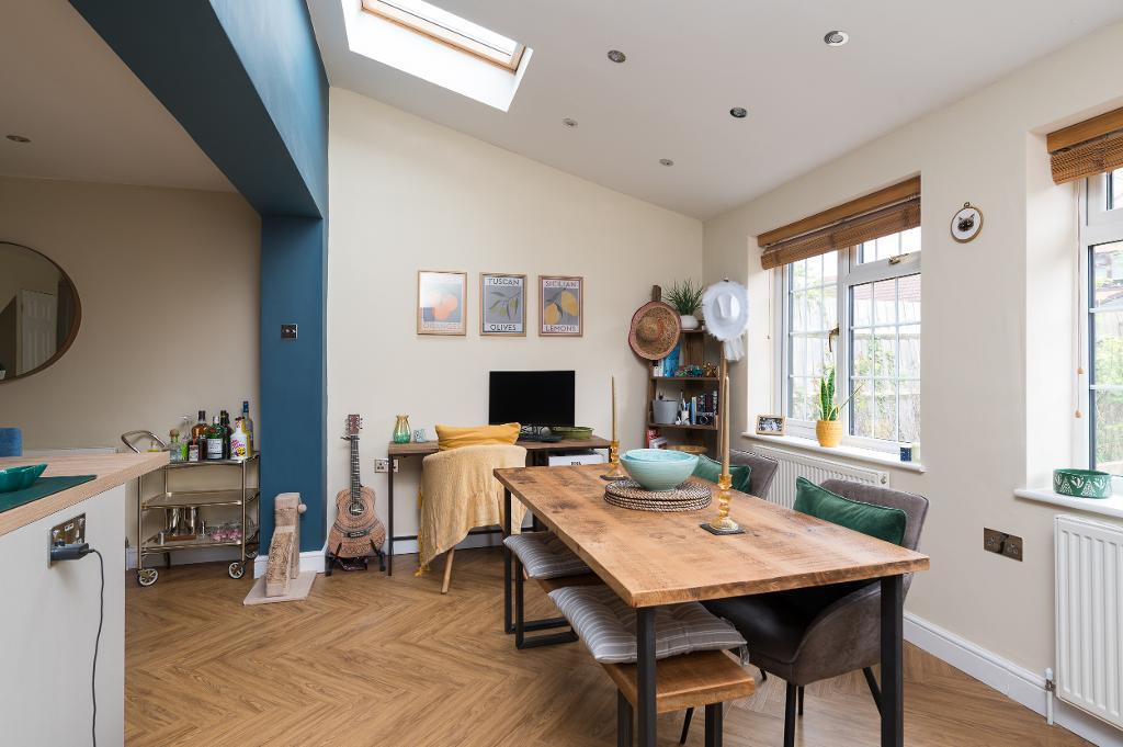 3 Bedroom Semi-Detached for Sale in Milton Keynes, MK7 8EH