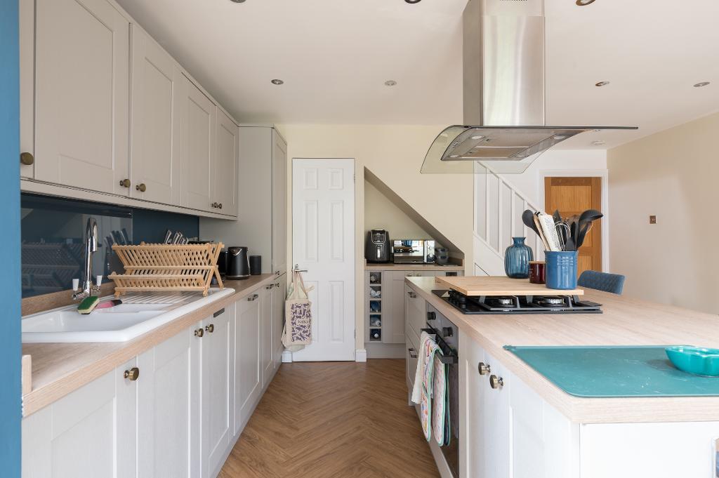 3 Bedroom Semi-Detached for Sale in Milton Keynes, MK7 8EH