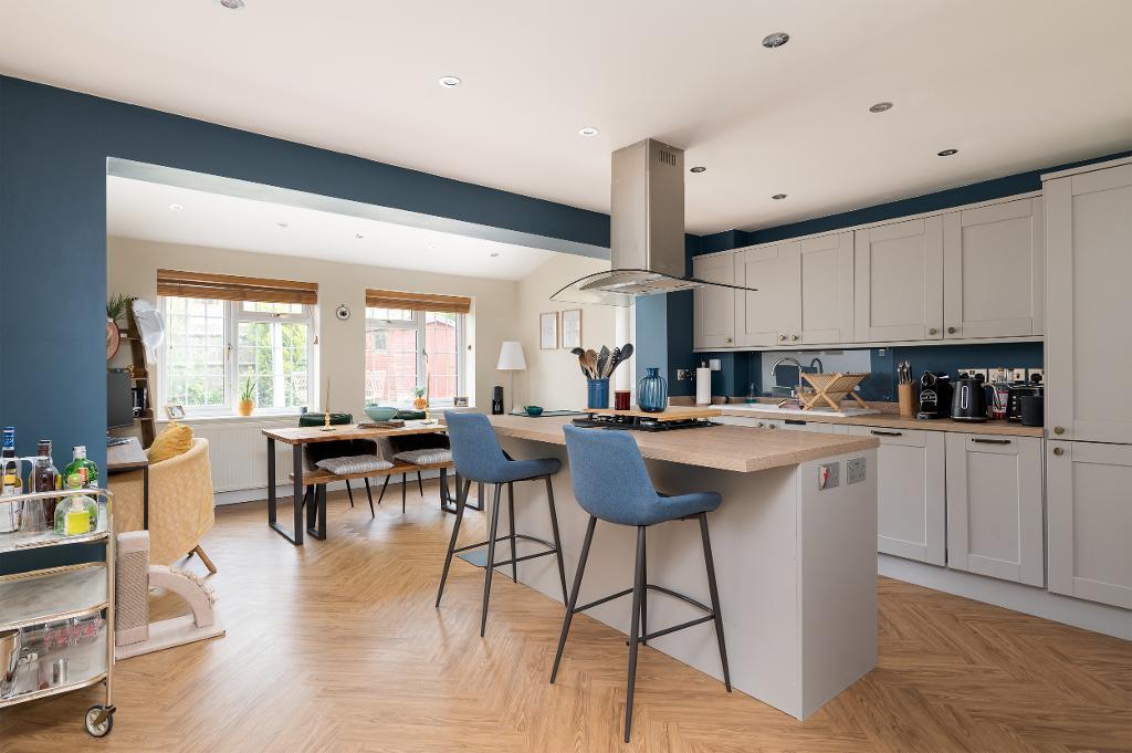 3 Bedroom Semi-Detached for Sale in Milton Keynes, MK7 8EH