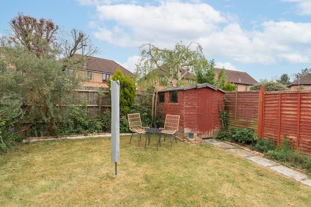 3 Bedroom Semi-Detached for Sale in Milton Keynes, MK7 8EH