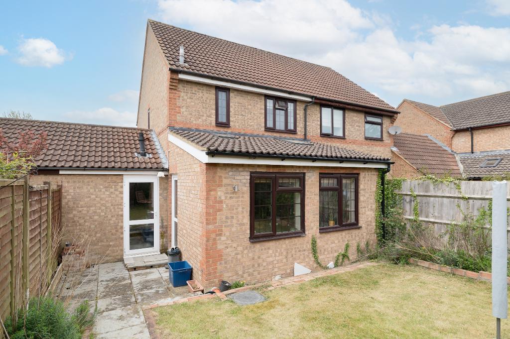 3 Bedroom Semi-Detached for Sale in Milton Keynes, MK7 8EH