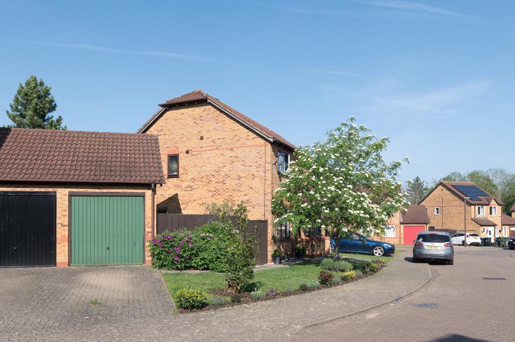 3 Bedroom Semi-Detached for Sale in Milton Keynes, MK4 1LR