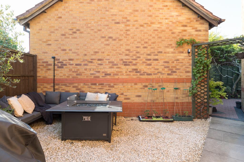 3 Bedroom Semi-Detached for Sale in Milton Keynes, MK4 1LR