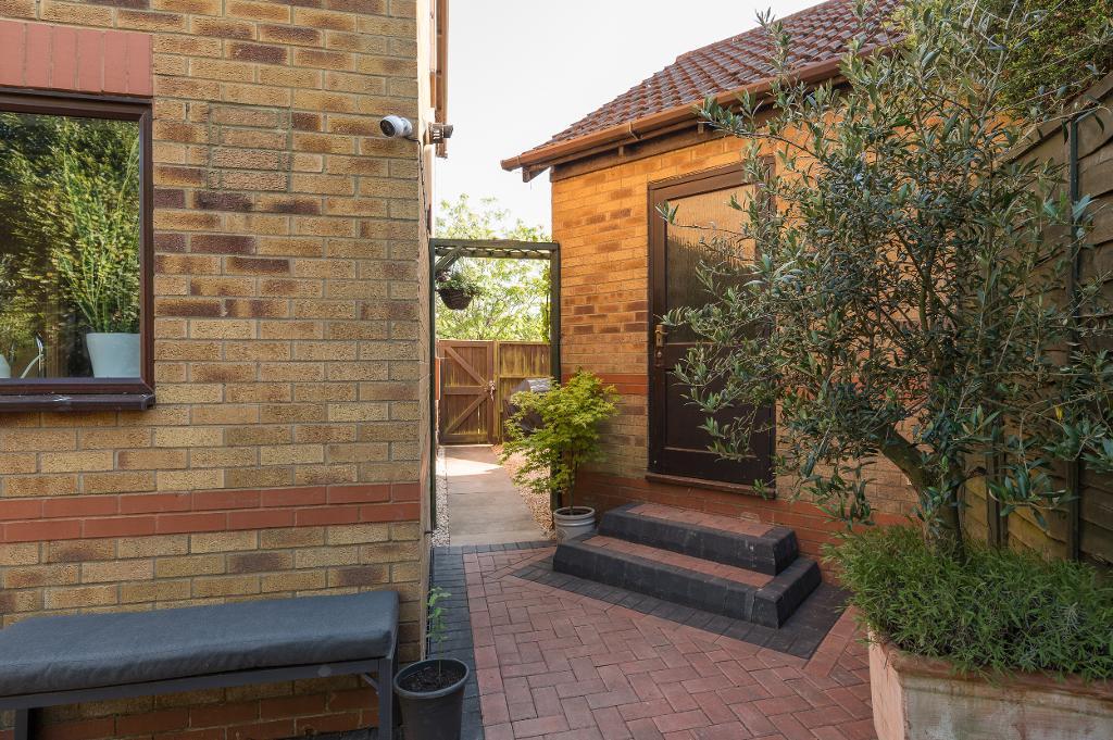 3 Bedroom Semi-Detached for Sale in Milton Keynes, MK4 1LR