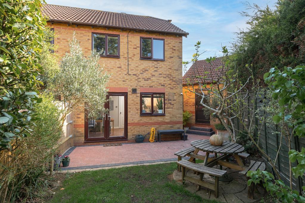 3 Bedroom Semi-Detached for Sale in Milton Keynes, MK4 1LR