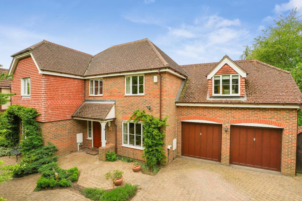 5 Bedroom Detached for Sale in Milton Keynes, MK7 8EY