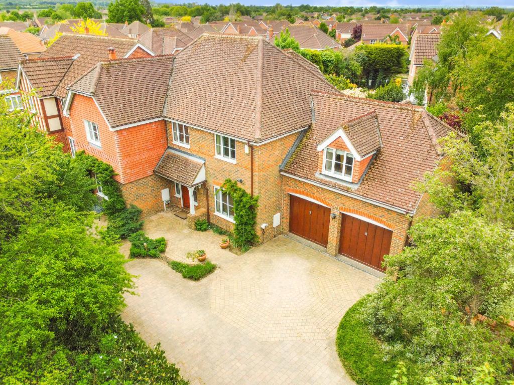 5 Bedroom Detached for Sale in Milton Keynes, MK7 8EY