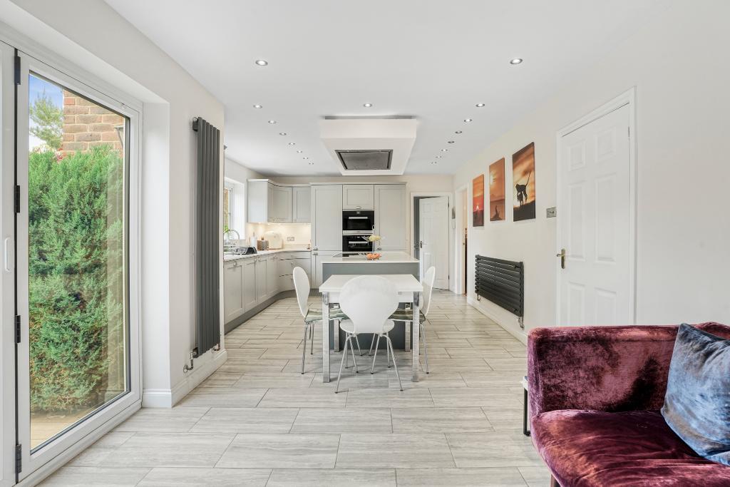 5 Bedroom Detached for Sale in Milton Keynes, MK7 8EY