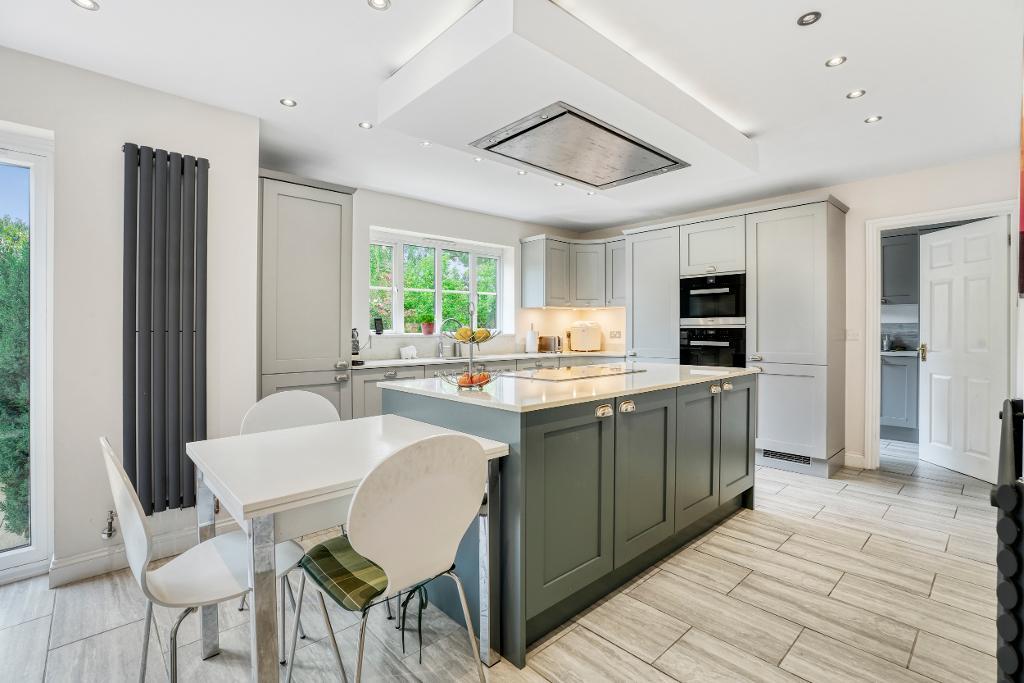 5 Bedroom Detached for Sale in Milton Keynes, MK7 8EY