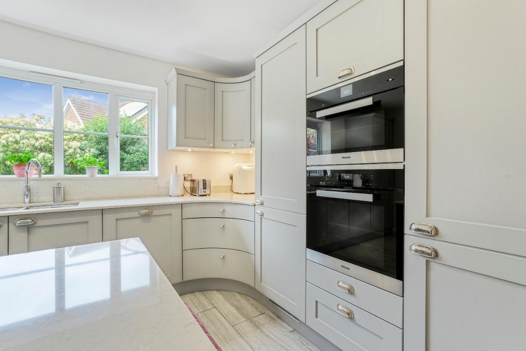 5 Bedroom Detached for Sale in Milton Keynes, MK7 8EY