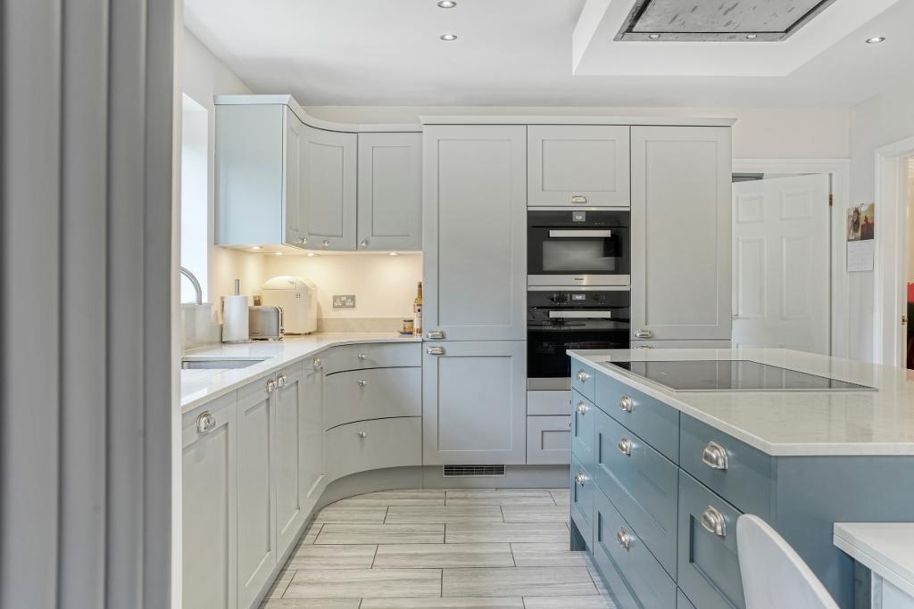 5 Bedroom Detached for Sale in Milton Keynes, MK7 8EY