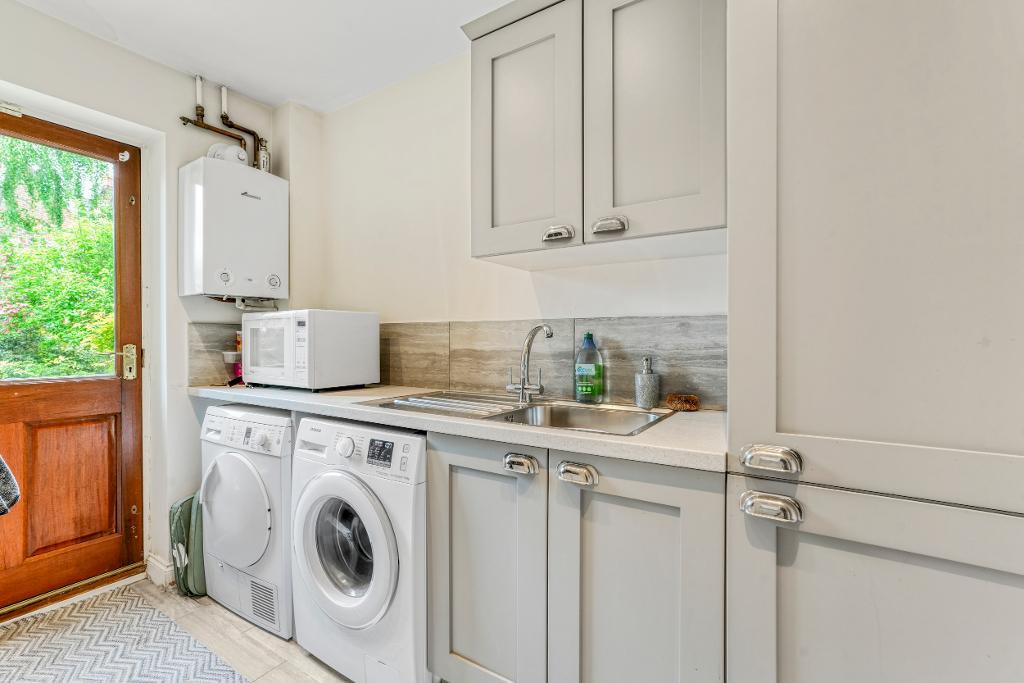 5 Bedroom Detached for Sale in Milton Keynes, MK7 8EY