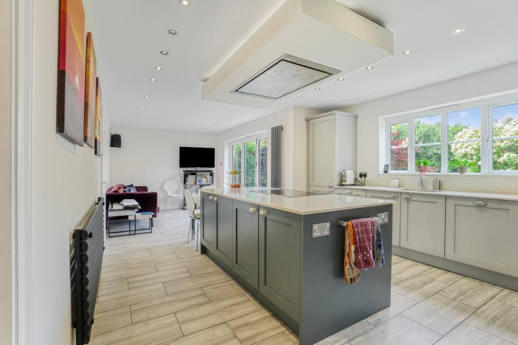 5 Bedroom Detached for Sale in Milton Keynes, MK7 8EY