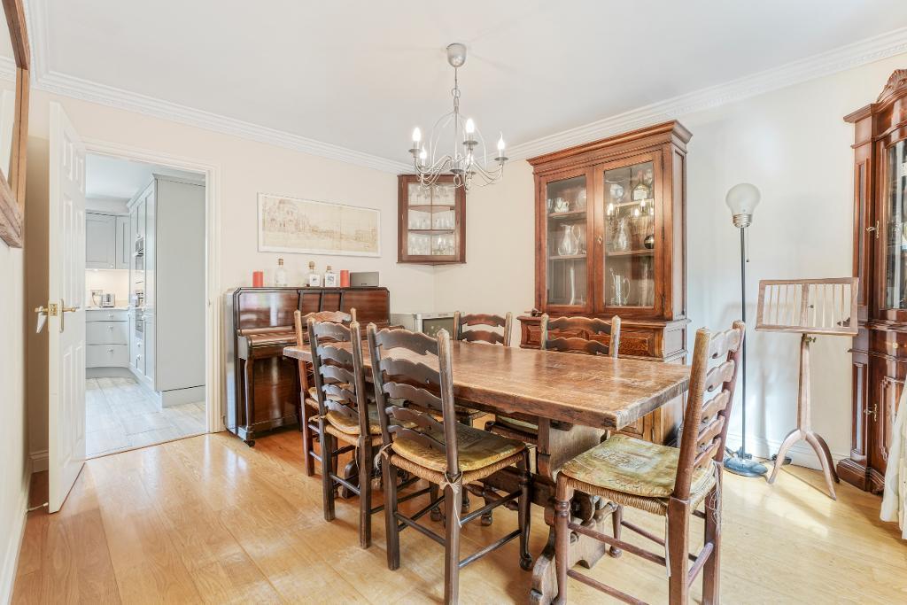 5 Bedroom Detached for Sale in Milton Keynes, MK7 8EY