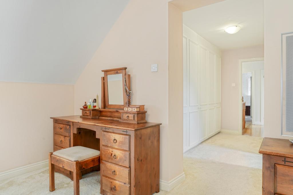 5 Bedroom Detached for Sale in Milton Keynes, MK7 8EY