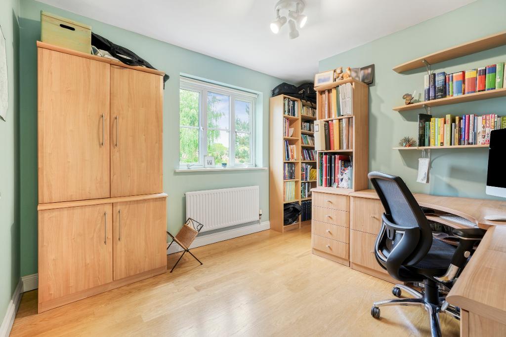5 Bedroom Detached for Sale in Milton Keynes, MK7 8EY