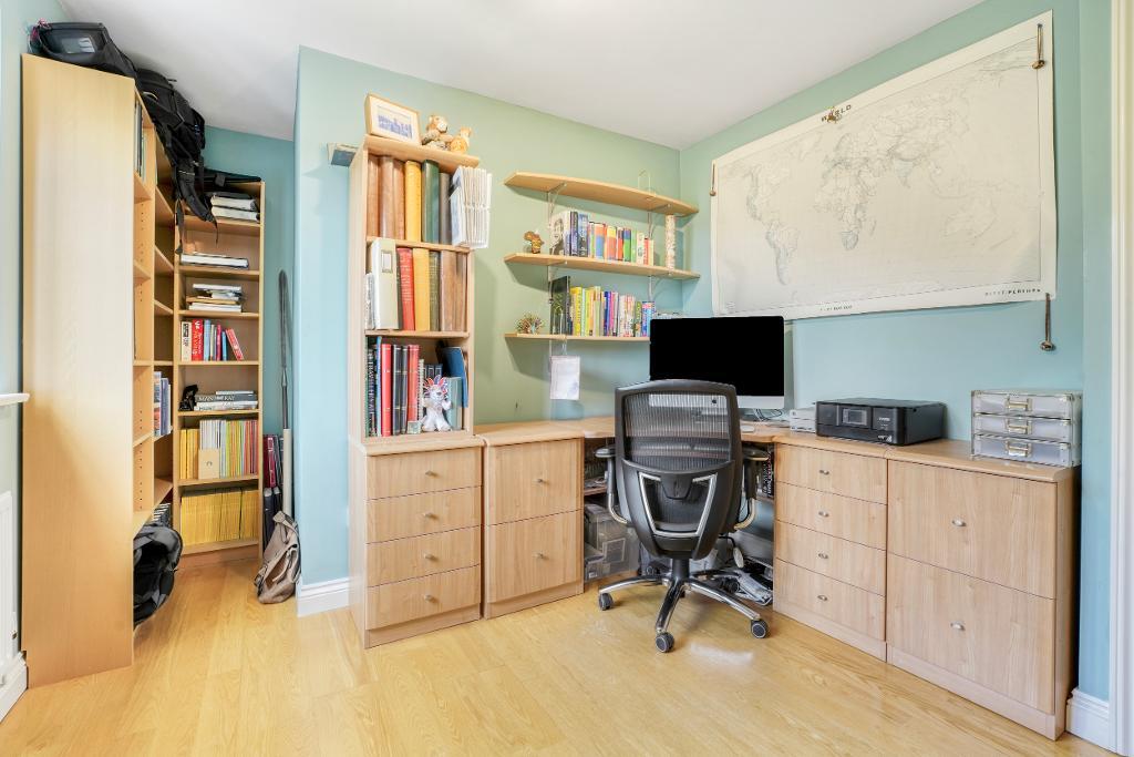 5 Bedroom Detached for Sale in Milton Keynes, MK7 8EY