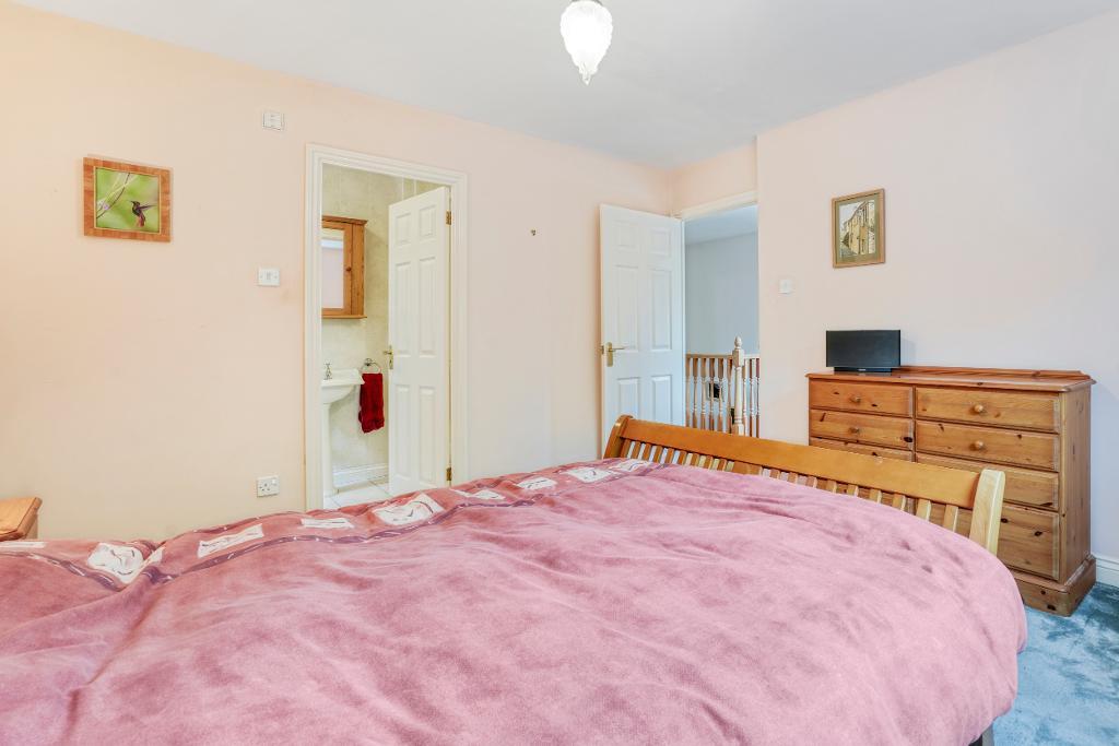 5 Bedroom Detached for Sale in Milton Keynes, MK7 8EY