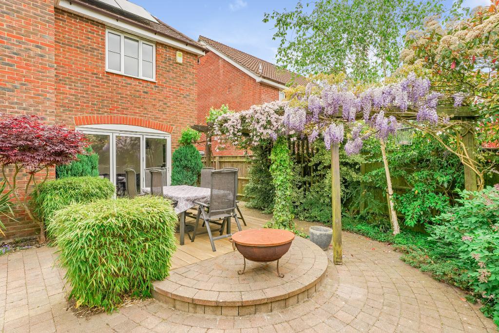 5 Bedroom Detached for Sale in Milton Keynes, MK7 8EY