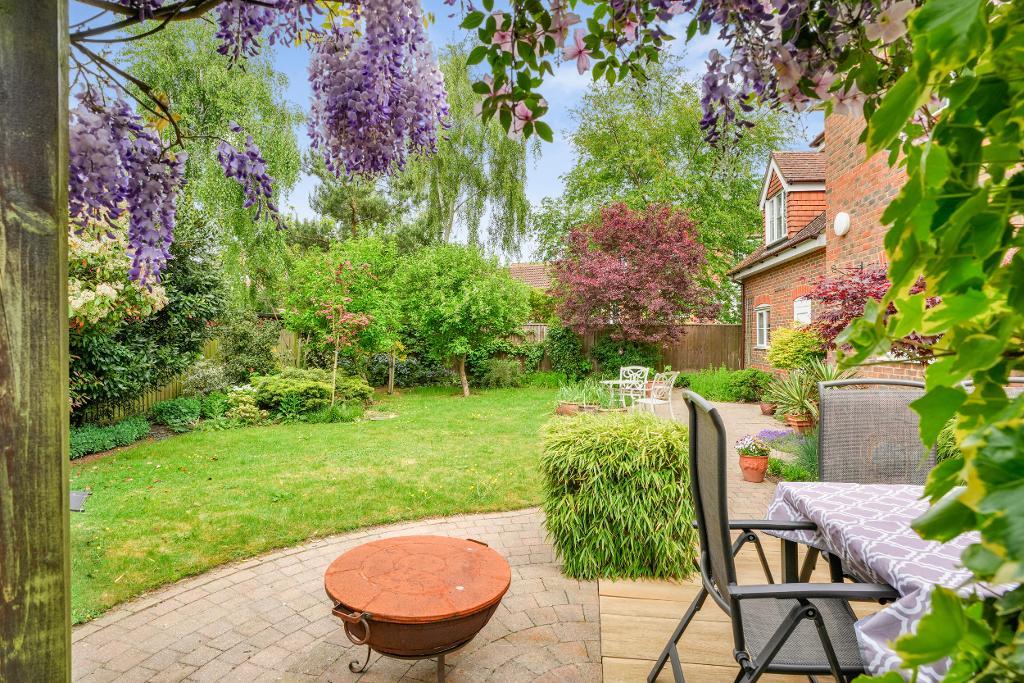 5 Bedroom Detached for Sale in Milton Keynes, MK7 8EY