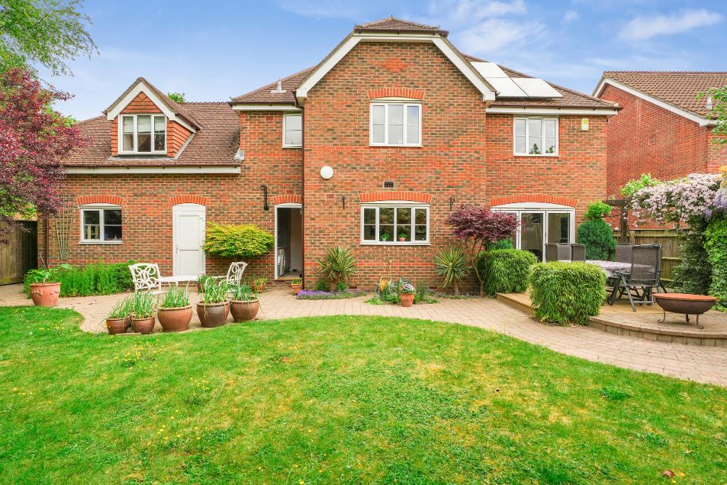 5 Bedroom Detached for Sale in Milton Keynes, MK7 8EY