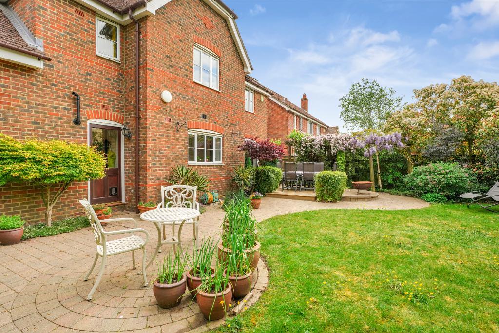 5 Bedroom Detached for Sale in Milton Keynes, MK7 8EY