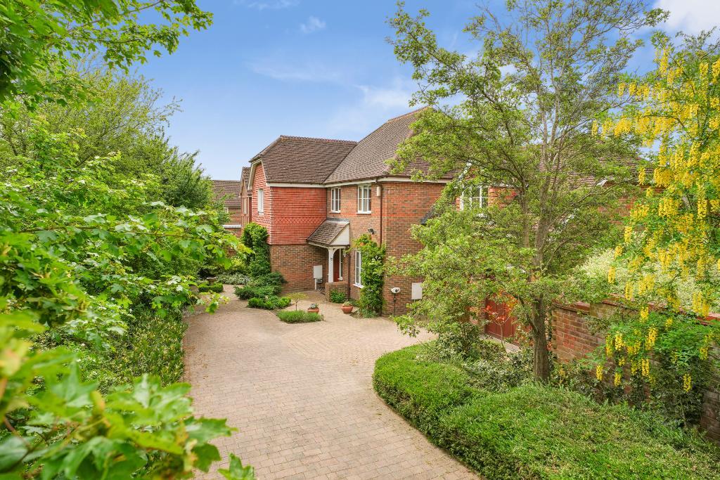 5 Bedroom Detached for Sale in Milton Keynes, MK7 8EY