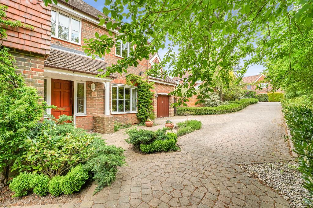 5 Bedroom Detached for Sale in Milton Keynes, MK7 8EY