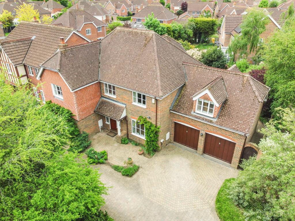 5 Bedroom Detached for Sale in Milton Keynes, MK7 8EY