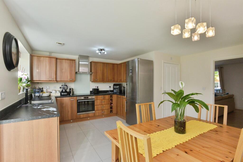 3 Bedroom Semi-Detached for Sale in Milton Keynes, MK4 4HY