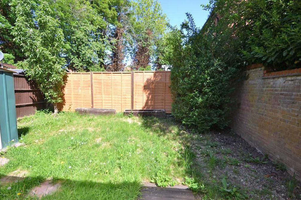 3 Bedroom Link-Detached to Rent in Milton Keynes, MK13 9DZ