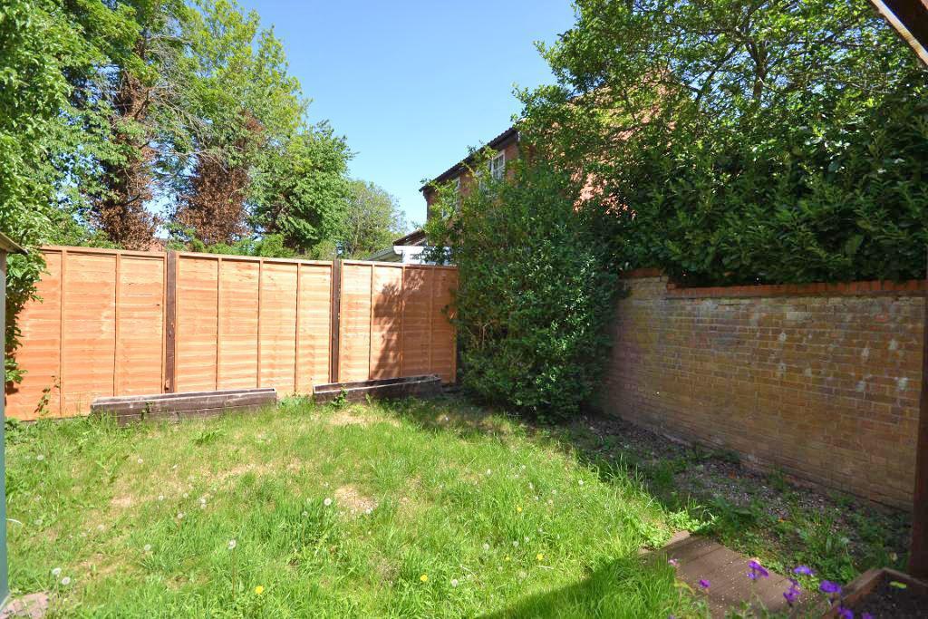 3 Bedroom Link-Detached to Rent in Milton Keynes, MK13 9DZ